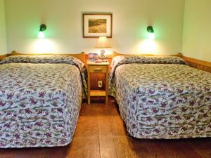 Roosevelt Lodge Cabins - Frontier Cabin - Two Beds