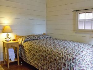 Roosevelt Lodge Cabins - Roughrider Cabin - One Bed