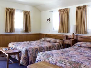 Lake Yellowstone Hotel - Frontier Cabin - Two Beds