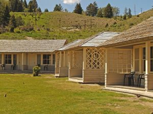 Mammoth Hot Springs Hotel - Cabins
