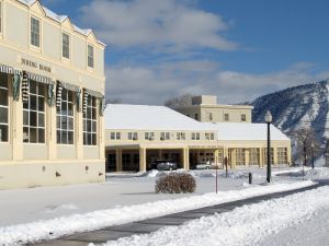 Mammoth Hot Springs Hotel Winter