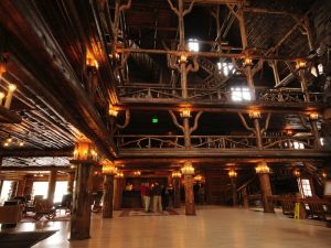 Old Faithful Inn - Lobby