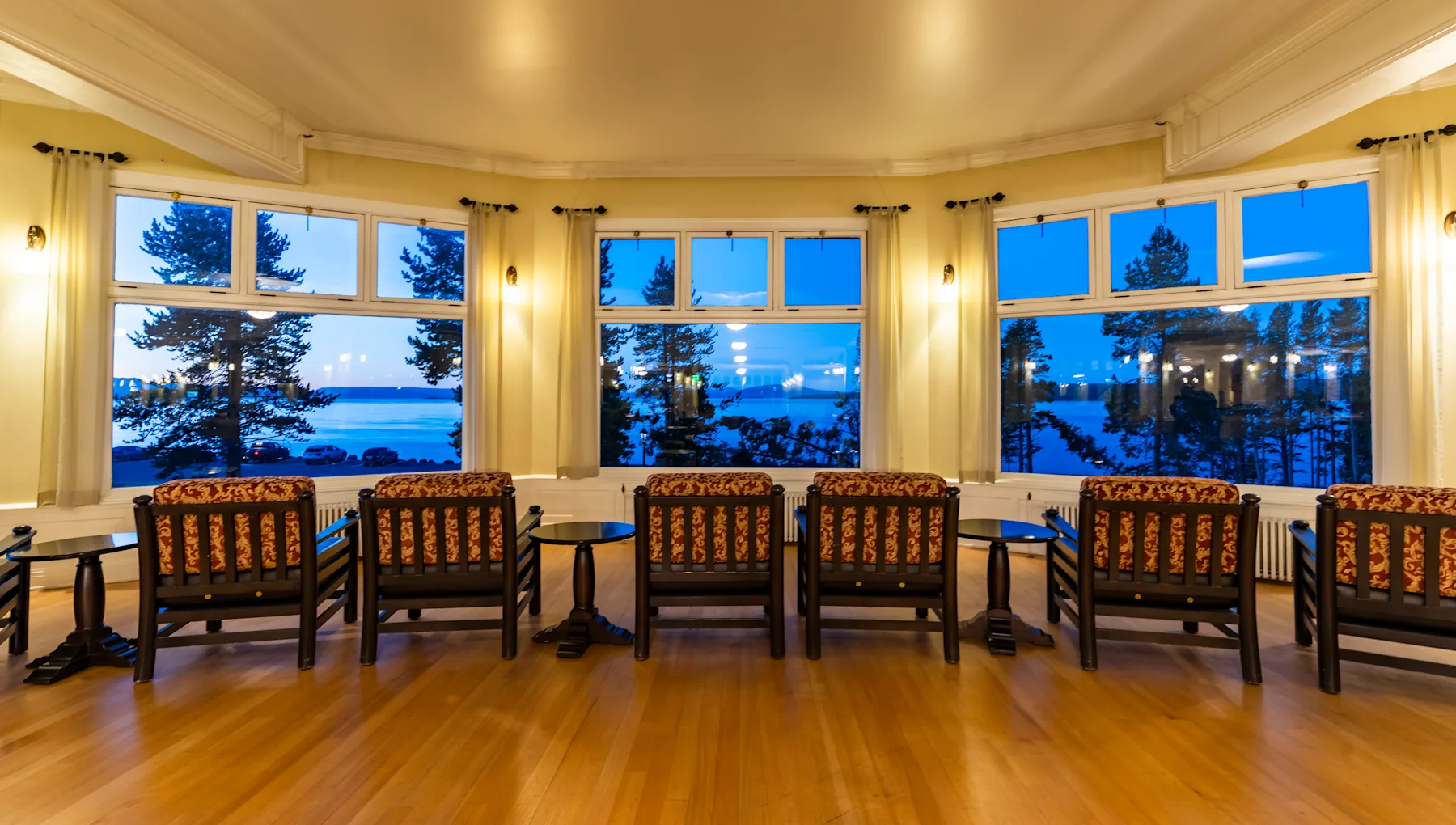 Sunroom Lake Yellowstone Hotel with view of the lake